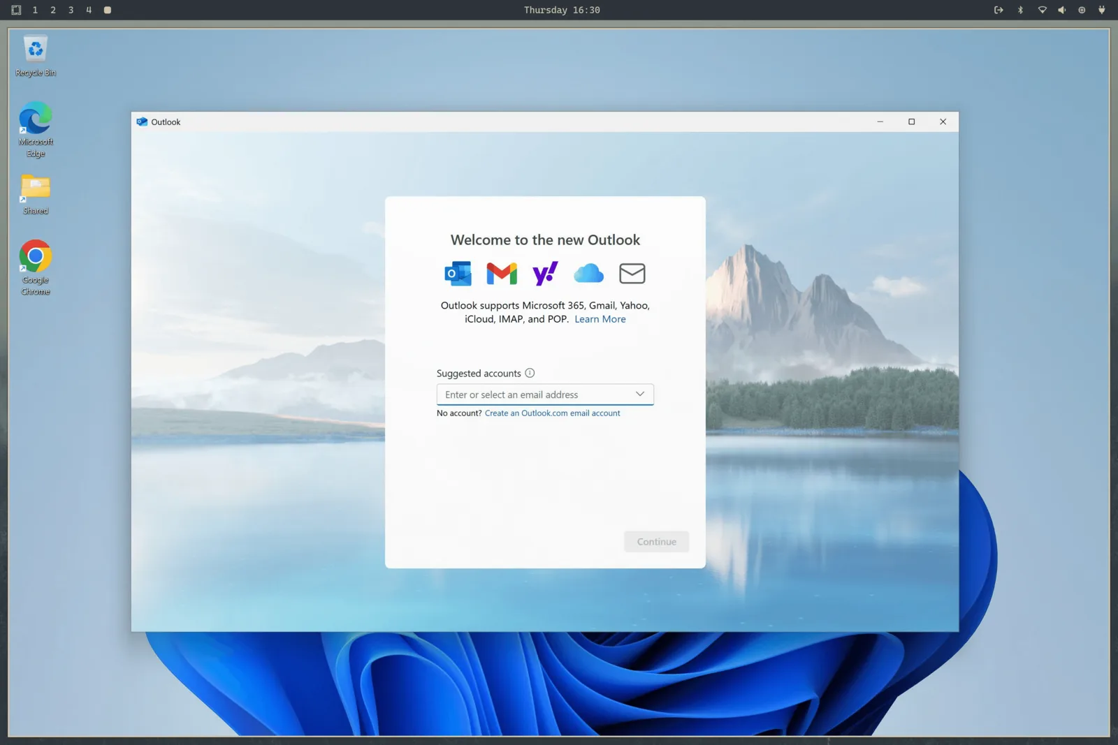 Windows 11 kör Outlook i Omarchy, med Omarchys skrivbordspanel synlig ovanför